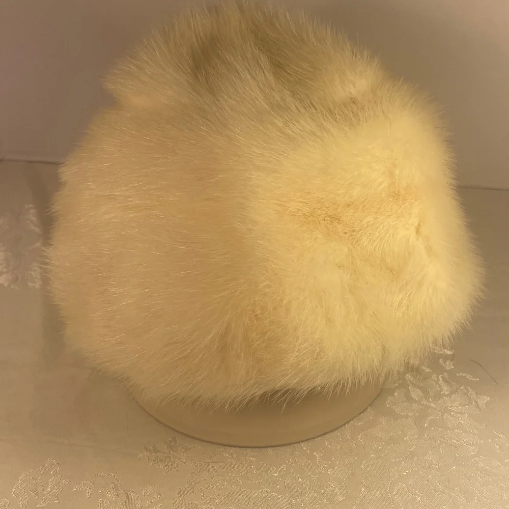 VINTAGE Cream Fur Hat from ORBACH’S OVAL ROOM 50’s -60’s.  Likely Mink.